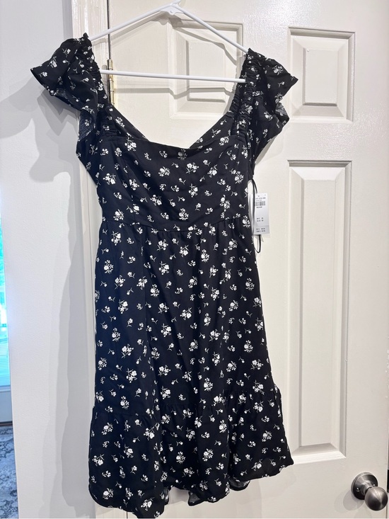 Hollister Dresses & Skirts - Black Floral Ruffle Sleeve Sundress